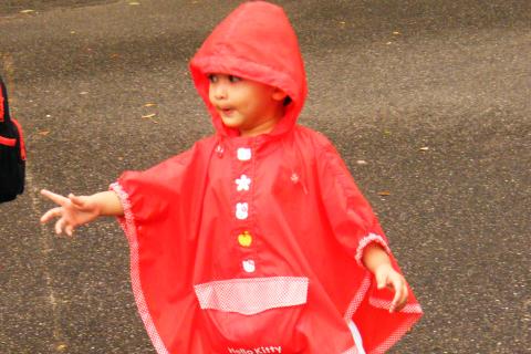 A girl in a red raincoat. The Thai for "a girl in a red raincoat" is "เด็กผู้หญิงในเสื้อกันฝนสีแดง".