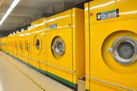 Yellow washing machines. The Thai for "yellow washing machines" is "เครื่องซักผ้าสีเหลือง".