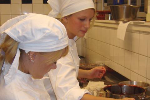 Two cooks. The Thai for "two cooks" is "แม่ครัวสองคน".