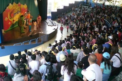 Actors and an audience. The Thai for "actors and an audience" is "นักแสดงและผู้ชม".