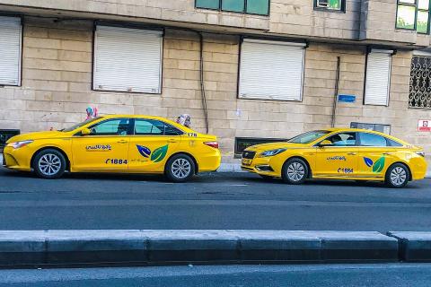 Two yellow taxis. The Thai for "two yellow taxis" is "แท็กซี่สีเหลืองสองคัน".