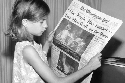 A girl and a newspaper. The Thai for "a girl and a newspaper" is "เด็กหญิงและหนังสือพิมพ์".