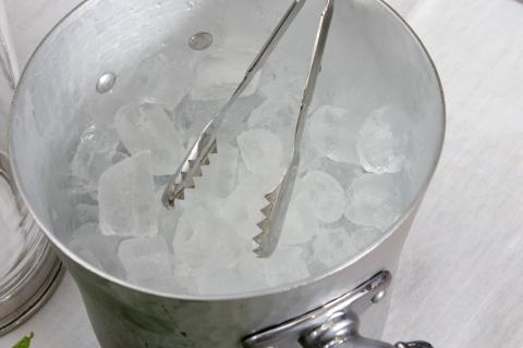 A bucket of ice. The Thai for "a bucket of ice" is "น้ำแข็งหนึ่งถัง".