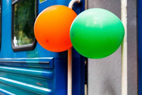 An orange balloon and a green balloon. The Thai for "an orange balloon and a green balloon" is "ลูกโป่งสีส้มและลูกโป่งสีเขียว".