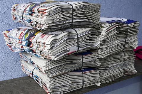 Six bundles of newspapers. The Thai for "six bundles of newspapers" is "หนังสือพิมพ์หกมัด".