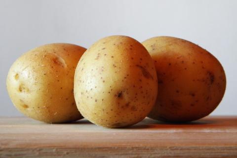 Three potatoes. The Thai for "three potatoes" is "มันฝรั่งสามหัว".
