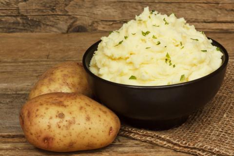 A bowl of mashed potatoes and two potatoes. The Thai for "a bowl of mashed potatoes and two potatoes" is "มันบดหนึ่งชามและมันฝรั่งสองหัว".