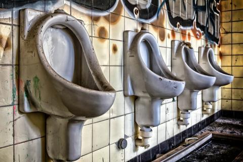 A dirty toilet. The Thai for "a dirty toilet" is "ห้องน้ำสกปรก".