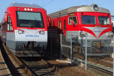 Two trains. The Thai for "two trains" is "รถไฟสองขบวน".