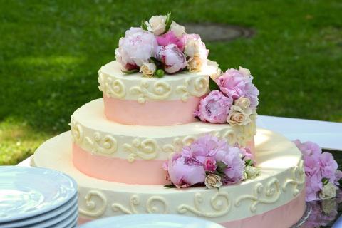 Wedding cake. The Thai for "wedding cake" is "เค้กแต่งงาน".