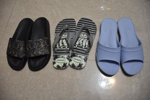 Three pairs of sandals. The Thai for "three pairs of sandals" is "รองเท้าแตะสามคู่".