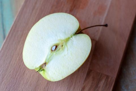 Half an apple. The Thai for "half an apple" is "แอปเปิ้ลครึ่งลูก".