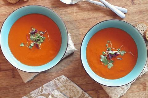 Two bowls of tomato soup. The Thai for "two bowls of tomato soup" is "ซุปมะเขือเทศสองชาม".