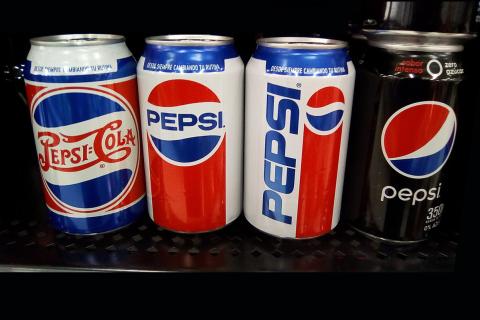 Four cans of Pepsi. The Thai for "four cans of Pepsi" is "เป๊ปซี่สี่กระป๋อง".