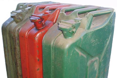 Three jerrycans. The Thai for "three jerrycans" is "ถังใส่น้ำมันสามถัง".