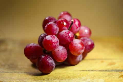 A bunch of red grapes. The Thai for "a bunch of red grapes" is "องุ่นแดงหนึ่งพวง".