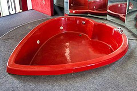 A heart shaped bathtub. The Thai for "a heart shaped bathtub" is "อ่างอาบน้ำรูปหัวใจ".