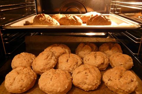 Bread in the oven. The Thai for "bread in the oven" is "ขนมปังในเตาอบ".