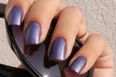 Purple fingernails. The Thai for "purple fingernails" is "เล็บมือสีม่วง".