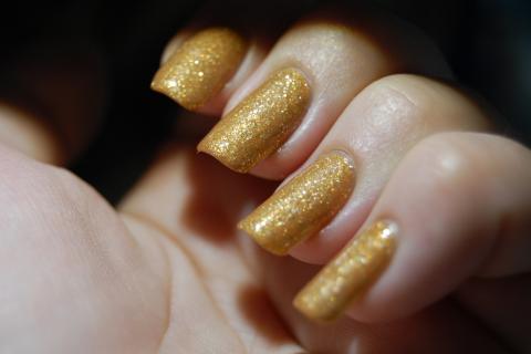 Gold fingernails. The Thai for "gold fingernails" is "เล็บมือสีทอง".