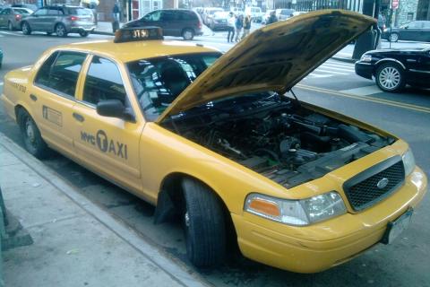 A broken down yellow taxi. The Thai for "a broken down yellow taxi" is "แท็กซี่สีเหลืองเสีย".