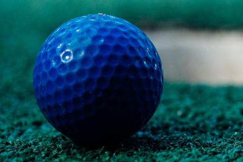 A blue golf ball. The Thai for "a blue golf ball" is "ลูกกอล์ฟสีน้ำเงิน".