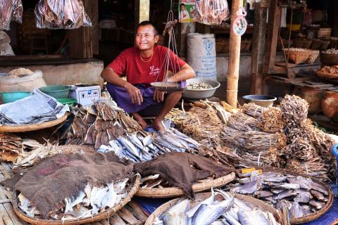 Seller; vendor. The Thai for "seller; vendor" is "คนขาย".