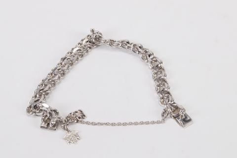 A silver bracelet. The Thai for "a silver bracelet" is "สร้อยข้อมือเงิน".