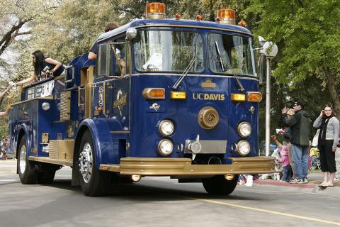 A blue fire engine. The Thai for "a blue fire engine" is "รถดับเพลิงสีน้ำเงิน".