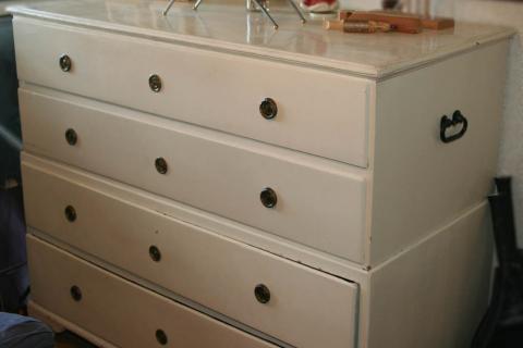 A white chest of drawers. The Thai for "a white chest of drawers" is "ตู้ลิ้นชักสีขาว".
