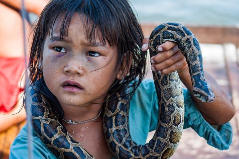 A girl with a snake. The Thai for "a girl with a snake" is "เด็กหญิงกับงู".