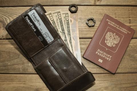 A wallet and a passport. The Thai for "a wallet and a passport" is "กระเป๋าตังค์และพาสปอร์ต".