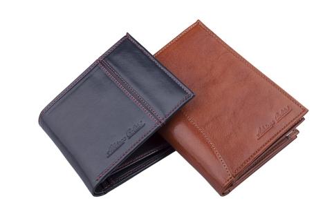 A black wallet and a brown wallet. The Thai for "a black wallet and a brown wallet" is "กระเป๋าตังค์สีดำและกระเป๋าตังค์สีน้ำตาล".