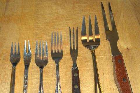 Assorted forks. The Thai for "assorted forks" is "ส้อมหลายชนิด".