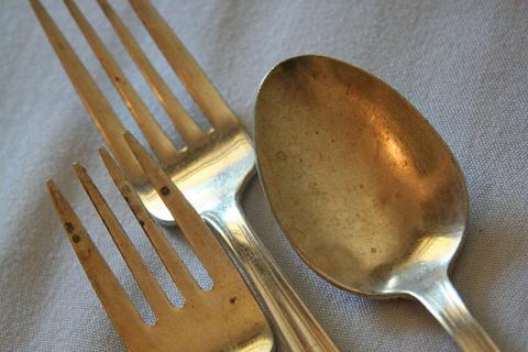 Two forks and a spoon. The Thai for "two forks and a spoon" is "ส้อมสองคันและช้อนหนึ่งคัน".