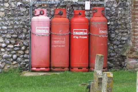 Four gas cylinders. The Thai for "four gas cylinders" is "ถังแก๊สสี่ถัง".