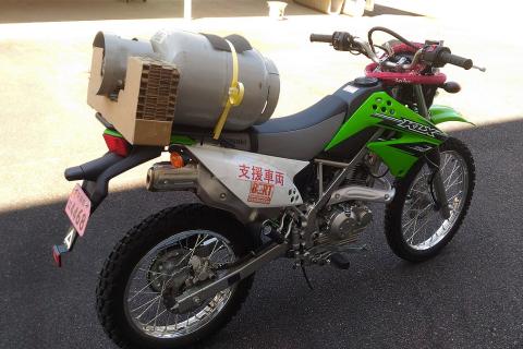 A gas cylinder on a motorcycle. The Thai for "a gas cylinder on a motorcycle" is "ถังแก๊สบนมอร์เตอร์ไซค์".