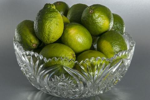 Limes in a glass bowl. The Thai for "limes in a glass bowl" is "มะนาวในชามแก้ว".