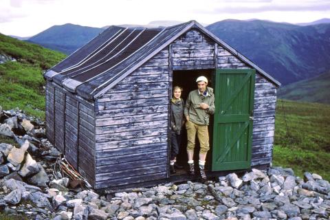 Two men in a hut. The Thai for "two men in a hut" is "ผู้ชายสองคนในกระท่อม".