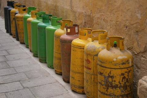 Gas cylinder. The Thai for "gas cylinder" is "ถังแก๊ส".