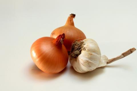 A garlic bulb and two onions. The Thai for "a garlic bulb and two onions" is "กระเทียมหนึ่งหัวและหัวหอมสองหัว".