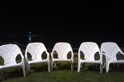 Five white plastic chairs. The Thai for "five white plastic chairs" is "เก้าอี้พลาสติกสีขาวห้าตัว".