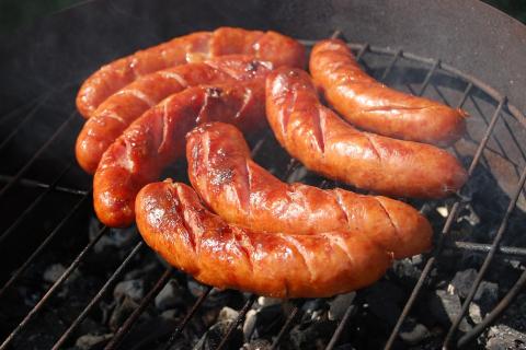 Seven sausages on the grill. The Thai for "seven sausages on the grill" is "ไส้กรอกเจ็ดชิ้นบนเตาย่าง".