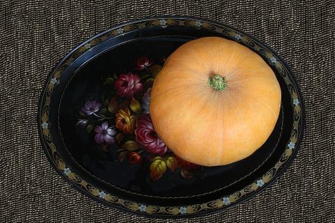 A pumpkin on a tray. The Thai for "a pumpkin on a tray" is "ฟักทองบนถาด".