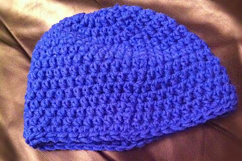 A blue beanie. The Thai for "a blue beanie" is "หมวกไหมพรมสีน้ำเงิน".