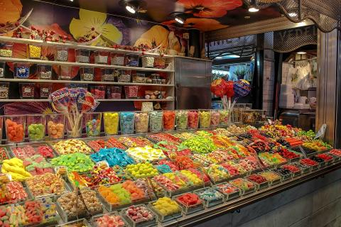 Candy store. The Thai for "candy store" is "ร้านขายลูกอม".