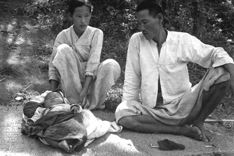 A refugee family. The Thai for "a refugee family" is "ครอบครัวผู้ลี้ภัย".