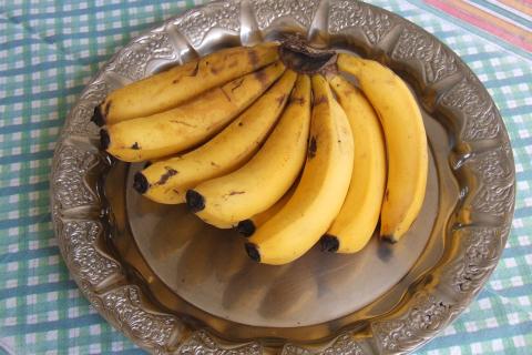 A bunch of bananas on a tray. The Thai for "a bunch of bananas on a tray" is "กล้วยหนึ่งหวีบนถาด".