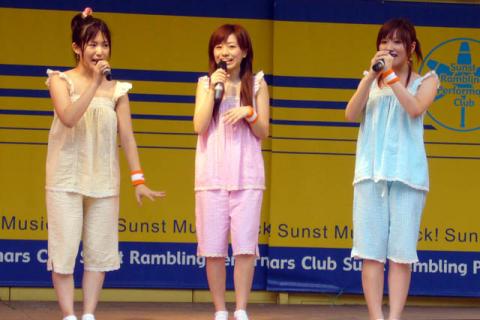 Three women in pajamas. The Thai for "three women in pajamas" is "ผู้หญิงสามคนในชุดนอน". Three women in pajamas. The Thai for "three women in pajamas" is "ผู้หญิงสามคนในชุดนอน".