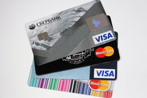 Four credit cards. The Thai for "four credit cards" is "เครดิตการ์ดสี่ใบ".